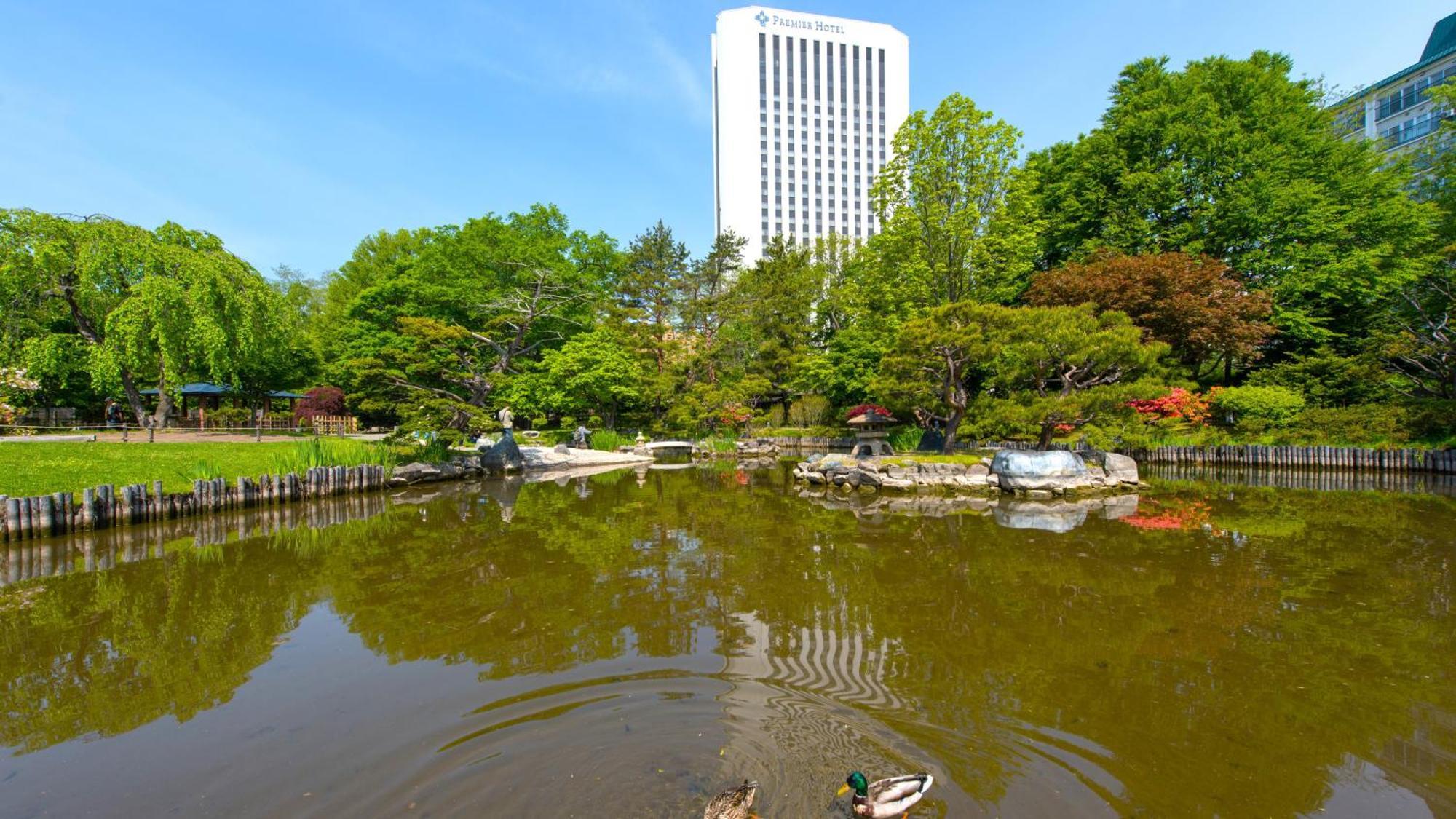 Premier Hotel Nakajima Park Sapporo Luaran gambar The duck pond at the center of the park