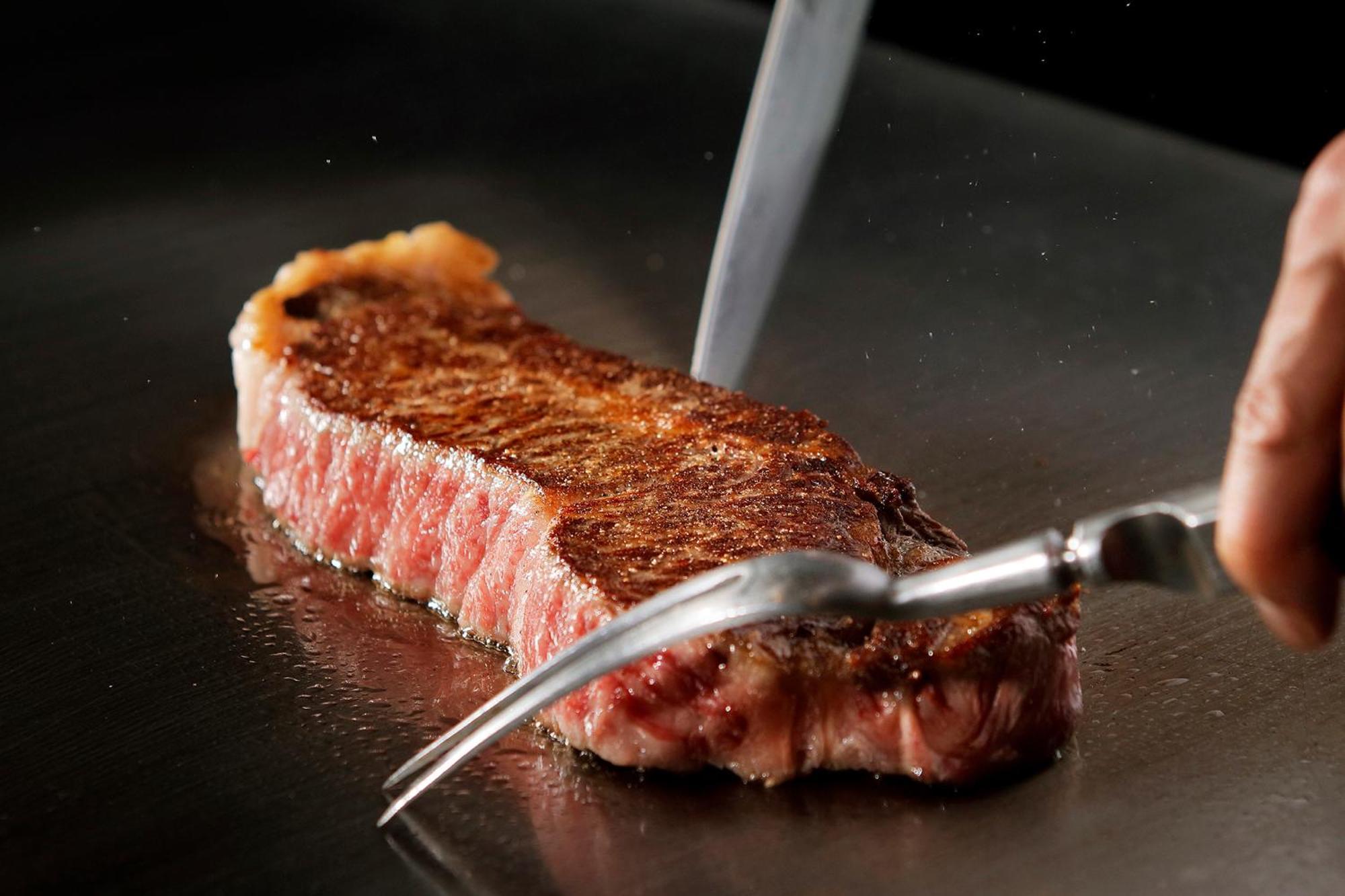 Premier Hotel Nakajima Park Sapporo Luaran gambar A steak being seared